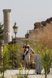 Image du Maroc Professionnelle de  Un cavalier de la garde royale devant l'entrée de l'esplanade de la mosquée (Tour Hassan) qui fît construite à la fin du XIIe siècle par le Sultan Yacoub el Mansour (dynastie Almohade) désireux de construire la plus grande mosquée du monde doté de 400 colonnes, la construction n’a pas été achevé suite à la mort du sultan en 1199, La tour Hassan est le symbole de Rabat son esplanade abrite le Mausolée Mohammed V de Rabat, Jeudi 20 Octobre 2011. (Photo / Abdeljalil Bounhar)